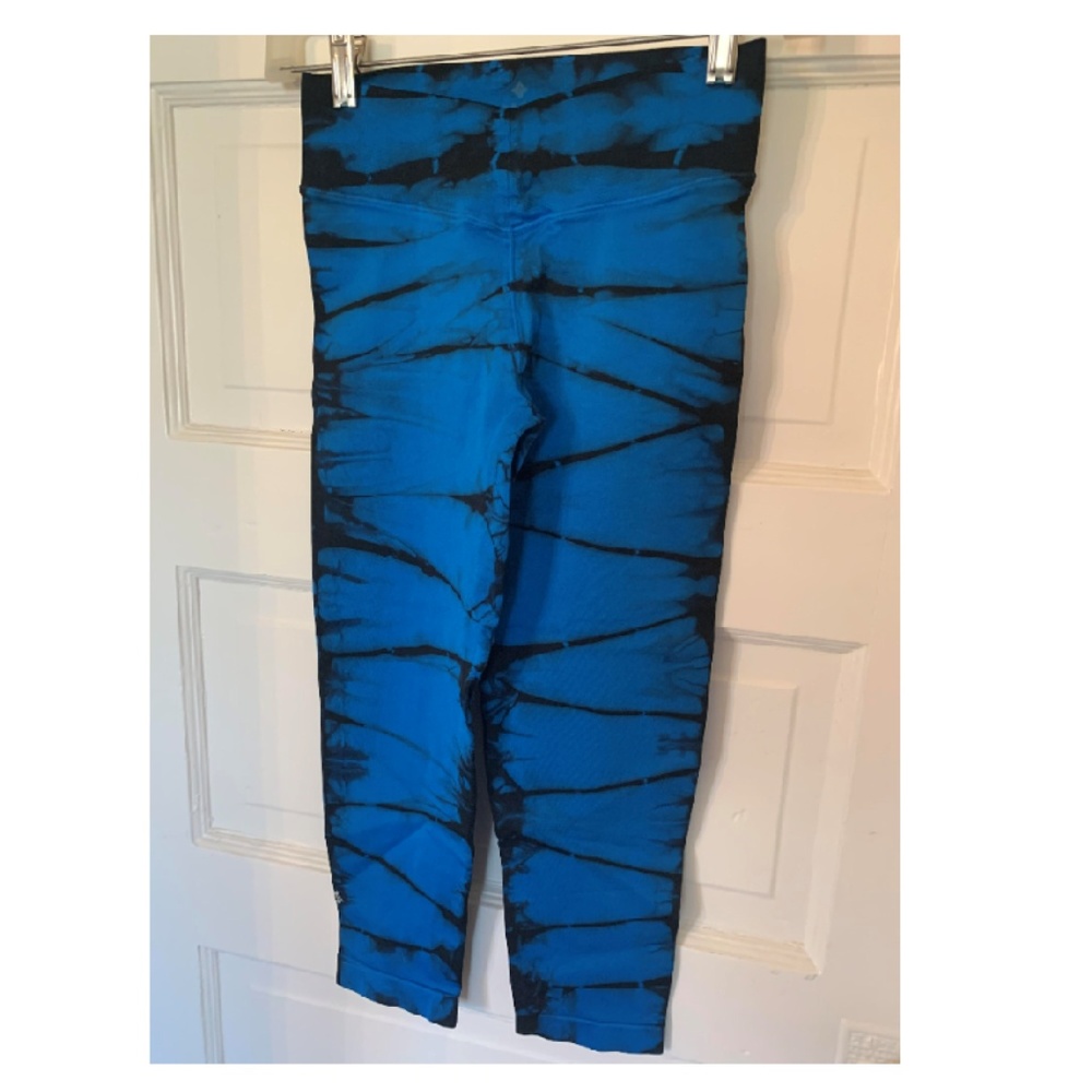 Nux Seamless Tie-Dye Capri Leggings - Picture 3 of 3